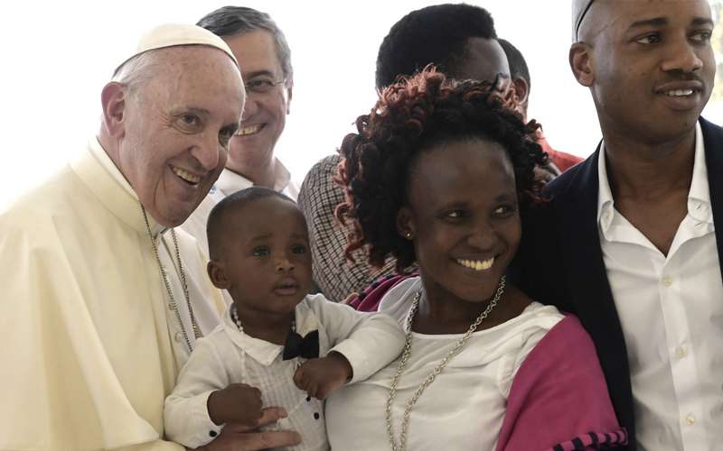 https://arquimedia.s3.amazonaws.com/51/noticias/papapersonasafrica-vaticanmediajpg.jpg