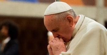 https://arquimedia.s3.amazonaws.com/115/formacion-catolica/franciscorezando-newsvajpg.jpg