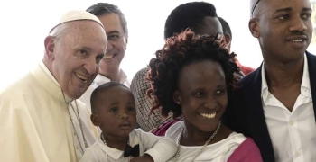 https://arquimedia.s3.amazonaws.com/51/noticias/papapersonasafrica-vaticanmediajpg.jpg